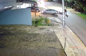 Câmera flagra batida entre carro e moto no Bairro Universitário em Cascavel