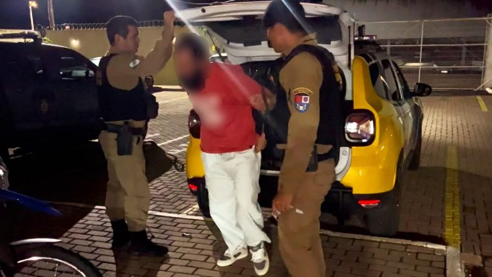 Jovem aciona a PM após se sentir intimidada por homem na rodoviária de Cascavel Imagem referente a Jovem aciona a PM após se sentir intimidada por homem na rodoviária de Cascavel