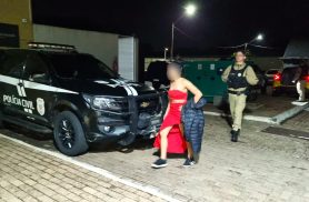 Mulher é presa após arremessar garrafa de cerveja contra viatura policial no Centro de Cascavel