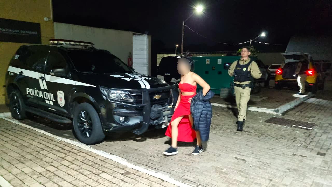 Mulher é presa após arremessar garrafa de cerveja contra viatura policial no Centro de Cascavel