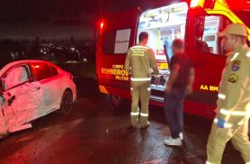 Corolla bate contra guardrail e poste entre a saída da Rua Jorge Lacerda e o acesso à PRC-467, em Cascavel