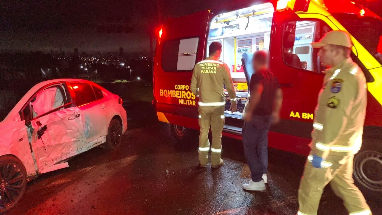 Corolla bate contra guardrail e poste entre a saída da Rua Jorge Lacerda e o acesso à PRC-467, em Cascavel