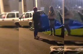 Vídeo mostra sogra e nora trocando tapas e empurrões durante espera para visita na PEC, em Cascavel Vídeo mostra sogra e nora trocando tapas e empurrões durante espera para visita na PEC, em Cascavel