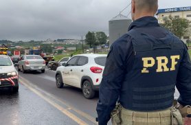 Acidente entre Gol e caminhão provoca lentidão na BR-277 em Cascavel