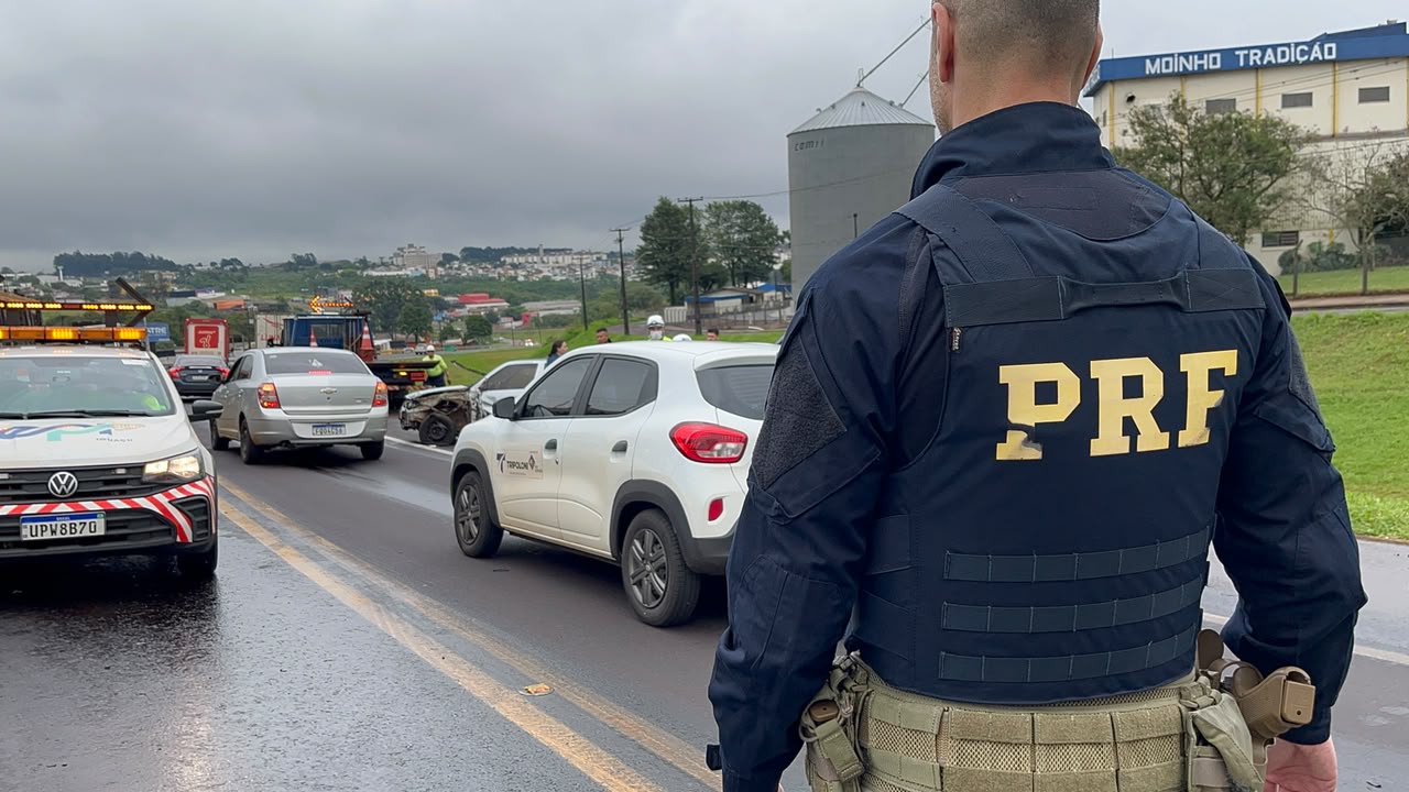 Acidente entre Gol e caminhão provoca lentidão na BR-277 em Cascavel