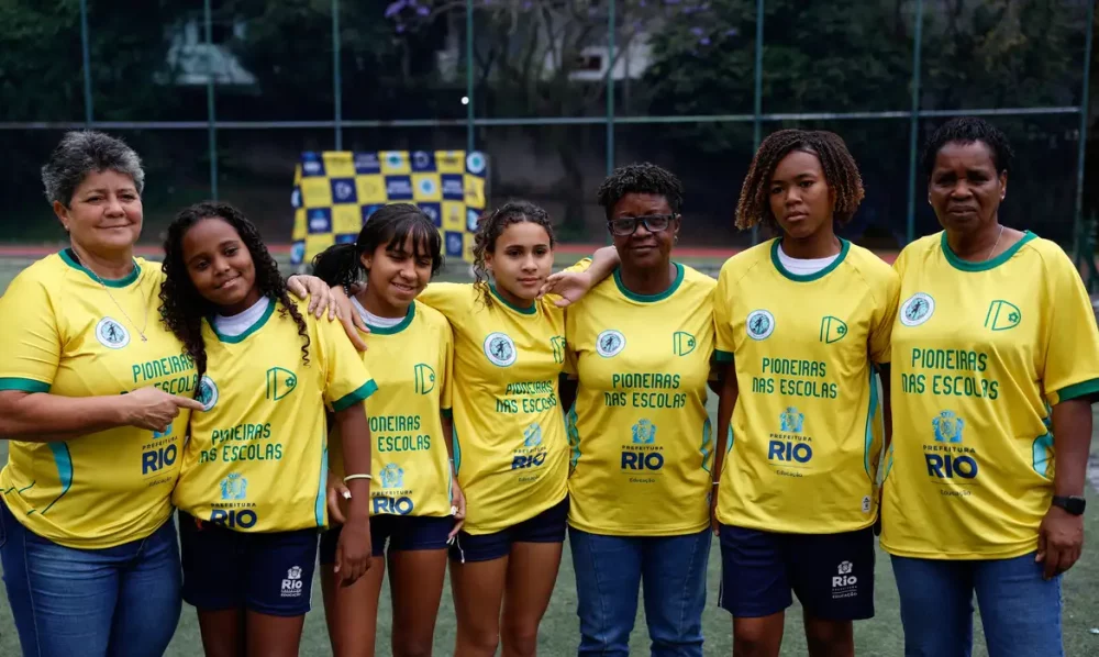 Ex-jogadoras da seleção de futebol incentivam alunas em escolas do Rio Imagem referente a Ex-jogadoras da seleção de futebol incentivam alunas em escolas do Rio