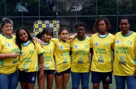 Ex-jogadoras da seleção de futebol incentivam alunas em escolas do Rio