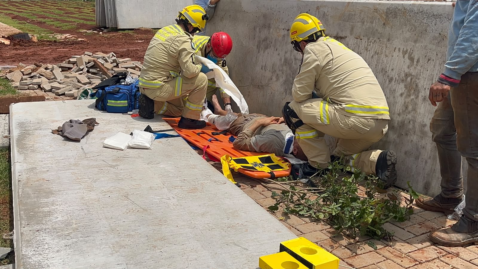 Chapa pré-moldada atinge homem e causa fratura exposta em Cascavel