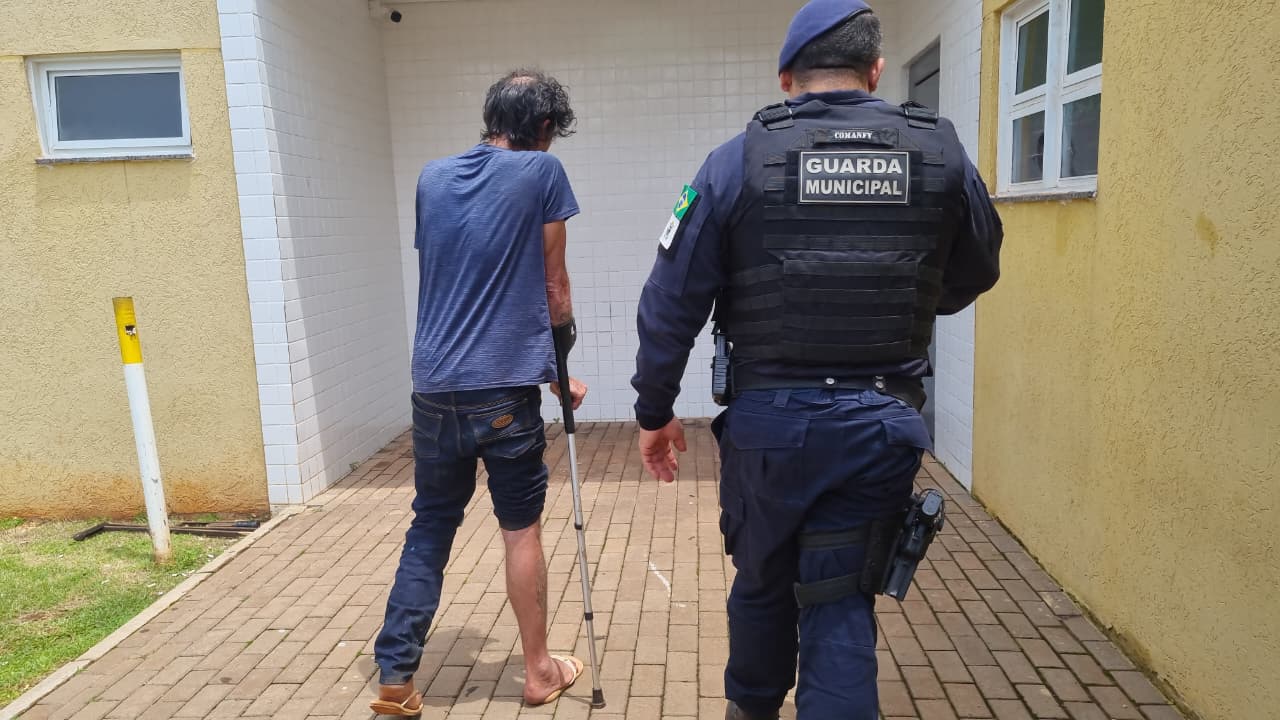 Homem cobra dívida de haitiano, tenta agredi-lo e acaba preso por injúria racial