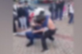Vídeo mostra pancadaria entre alunos em frente a colégio estadual em Cascavel Vídeo mostra pancadaria entre alunos em frente a colégio estadual em Cascavel