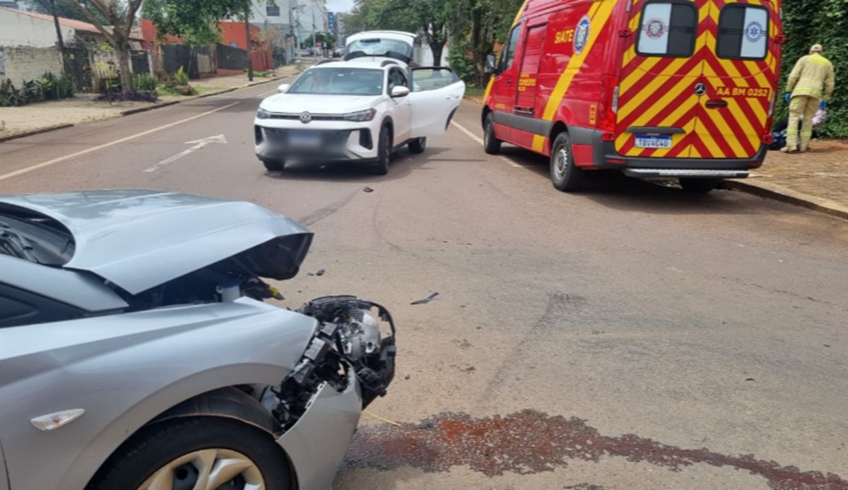 Forte colisão entre carros fere bebê de 1 ano e 8 meses no Centro de Cascavel