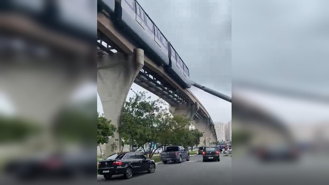Guindaste cai sobre monotrilho, é atingido por trem e interrompe Linha em SP