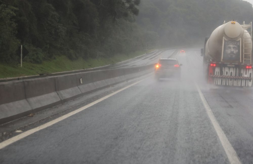 Imagem referente a Governo do Estado monitora rodovias estaduais; chuva intensa causa deslizamento em encostas