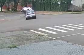 Câmera flagra colisão que deixou bebê ferido em Cascavel Câmera flagra colisão que deixou bebê ferido em Cascavel