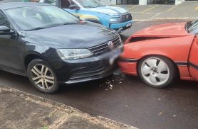 Vectra bate contra Jetta estacionado no Cancelli Vectra bate contra Jetta estacionado no Cancelli