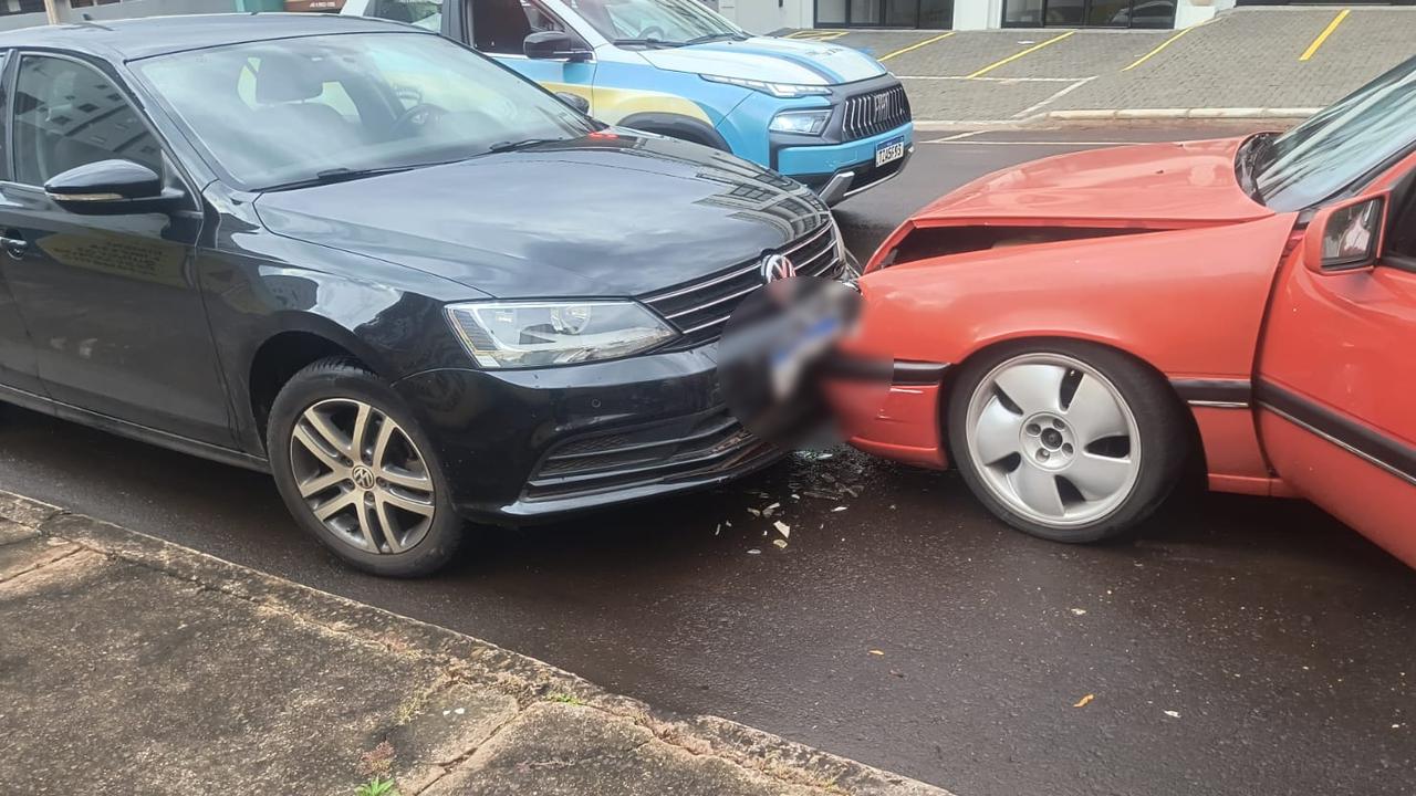 Vectra bate contra Jetta estacionado no Cancelli