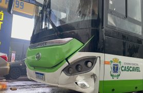 Acidente entre moto e ônibus deixa motociclista ferido na Avenida Brasil em Cascavel