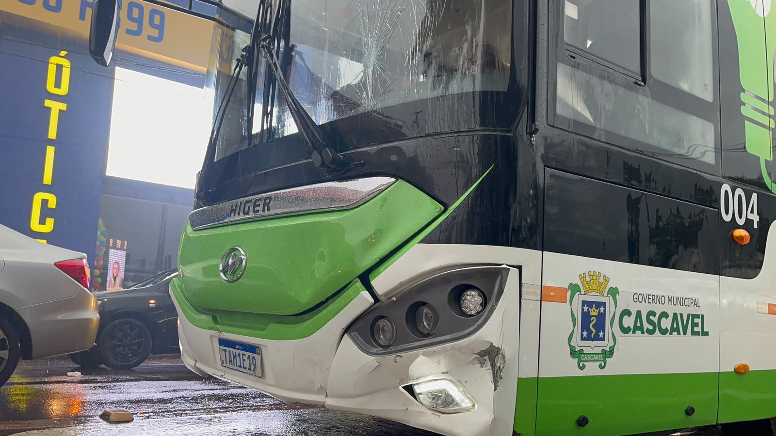 Acidente entre moto e ônibus deixa motociclista ferido na Avenida Brasil em Cascavel