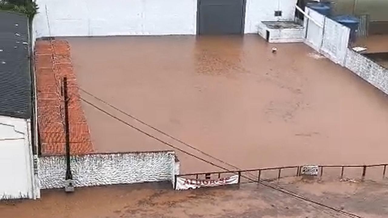 Francisco Beltrão enfrenta maior chuva de 2026 e ruas ficam debaixo d’água