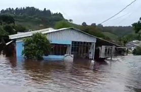 Chuva invade comércios e deixa famílias ilhadas em Honório Serpa, no Paraná