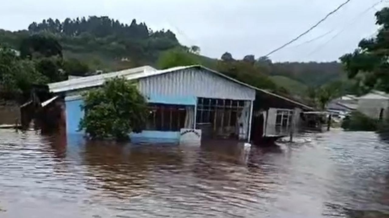 Chuva invade comércios e deixa famílias ilhadas em Honório Serpa, no Paraná