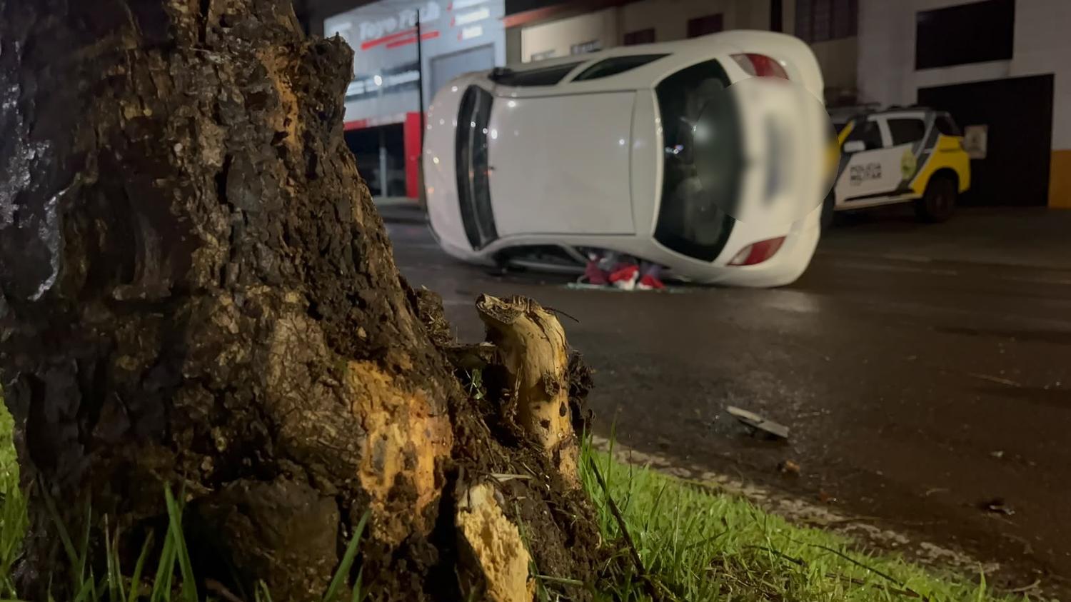 Ka tomba após bater contra árvore na Rua Olindo Periolo
