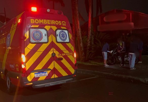 Dois jovens ficam feridos após queda de moto na marginal da PRC-467, em Cascavel