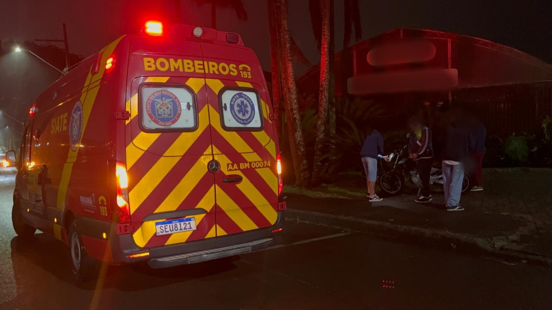 Dois jovens ficam feridos após queda de moto na marginal da PRC-467, em Cascavel