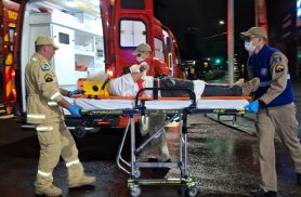 Monza bate na traseira de Polo parado no semáforo e motorista fica ferido, no Centro de Cascavel