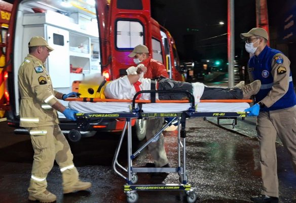 Monza bate na traseira de Polo parado no semáforo e motorista fica ferido, no Centro de Cascavel