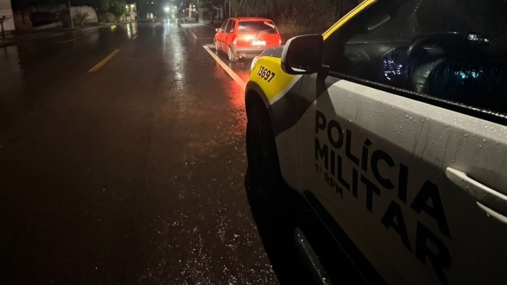 Carro rebaixado com diversas irregularidades é recolhido no bairro Brasília, em Cascavel Imagem referente a Carro rebaixado com diversas irregularidades é recolhido no bairro Brasília, em Cascavel