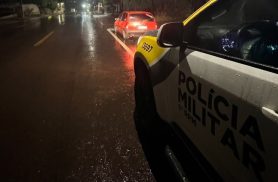 Carro rebaixado com diversas irregularidades é recolhido no bairro Brasília, em Cascavel