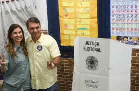 Ao votar no Rio de Janeiro, Flávio diz que representa a mudança Ao votar no Rio de Janeiro, Flávio diz que representa a mudança