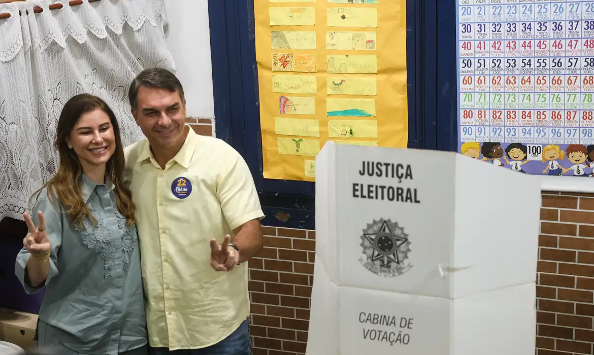 Flávio Bolsonaro vota no Rio e diz que Brasil não aguenta mais quatro anos como está
