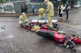 Acidente entre moto e ônibus deixa jovem de 18 anos ferida no Centro de Cascavel