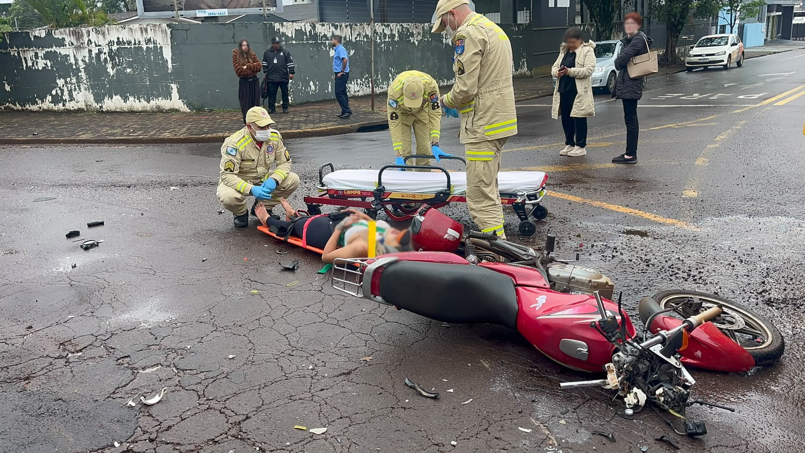 Acidente entre moto e ônibus deixa jovem de 18 anos ferida no Centro de Cascavel