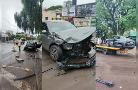 Acidente no Centro de Cascavel deixa três carros destruídos