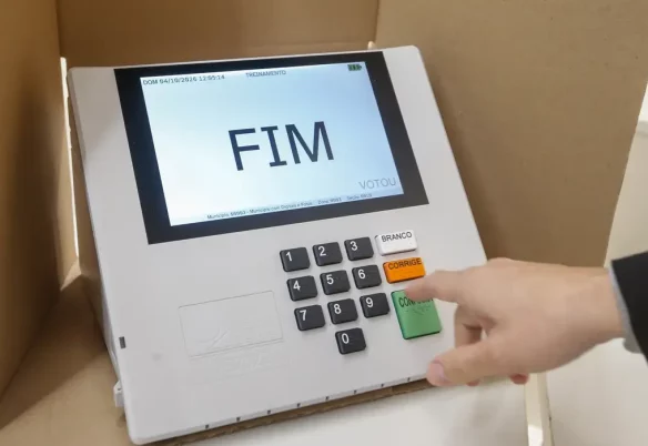 Nas duas primeiras horas de votação, 467 urnas foram substituídas