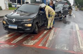 Kwid e Fox batem no Centro de Cascavel
