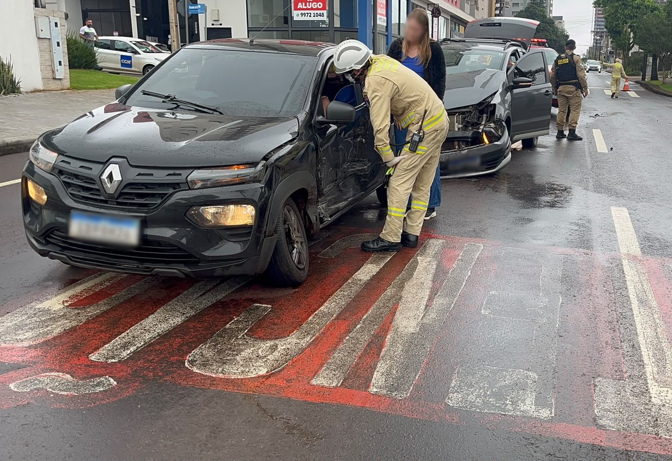 Kwid e Fox batem no Centro de Cascavel