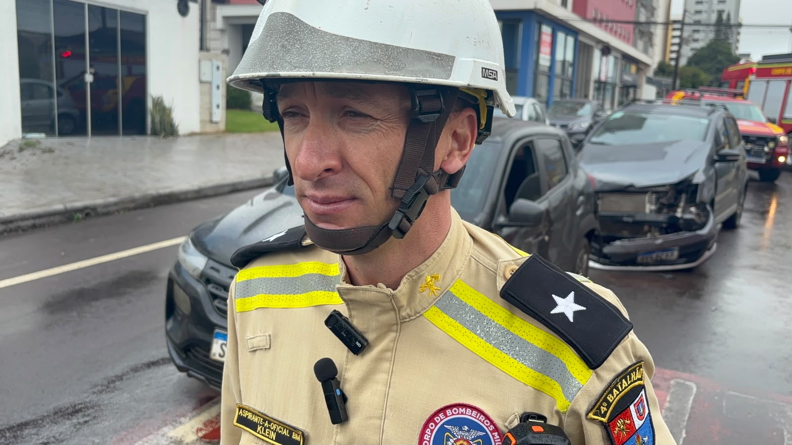 Vítima com dores no pescoço foi retirada pelo porta-malas após acidente entre carros em Cascavel