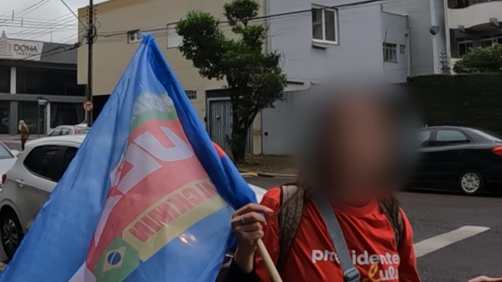 Imagem referente a Mulher faz bandeiraço em frente a colégio eleitoral e PM é acionada em Cascavel