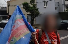 Mulher faz bandeiraço em frente a colégio eleitoral e PM é acionada em Cascavel
