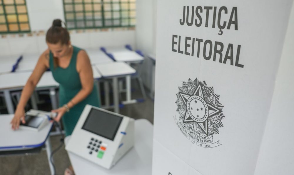 Imagem referente a TSE informa que 900 urnas foram substituídas até o meio-dia