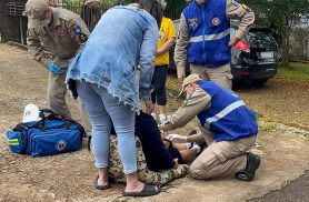 Queda na calçada deixa mulher de 74 anos ferida no bairro Canadá em Cascavel
