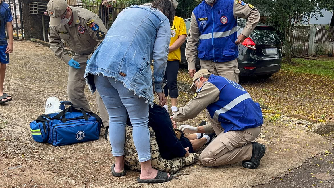 Queda na calçada deixa mulher de 74 anos ferida no bairro Canadá em Cascavel