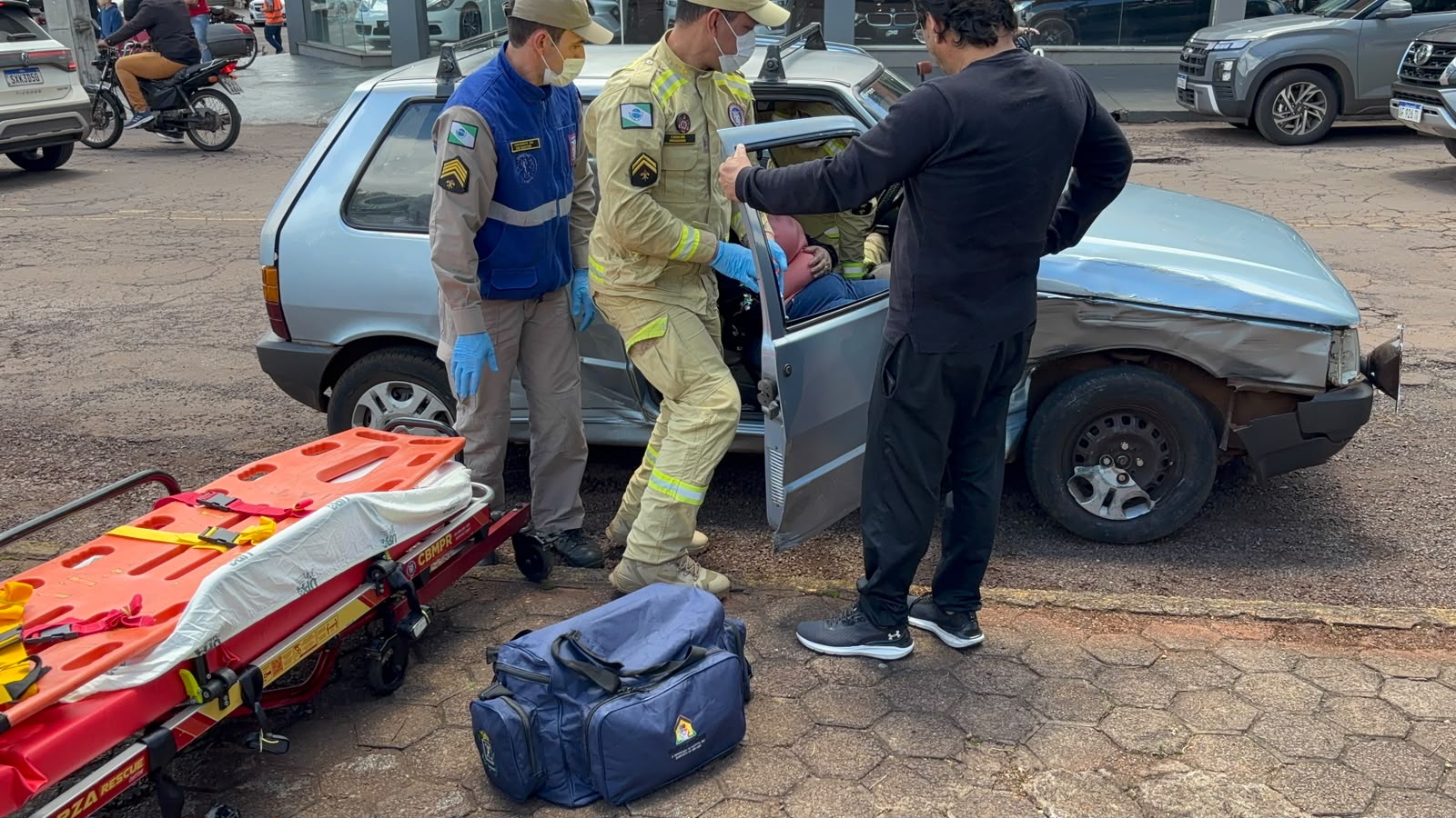 Acidente entre Uno e Onix mobiliza o Siate no bairro São Cristóvão em Cascavel