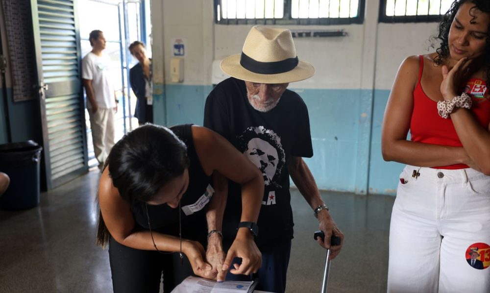 Eleitores de todas as idades vão às urnas pelo futuro do país Imagem referente a Eleitores de todas as idades vão às urnas pelo futuro do país
