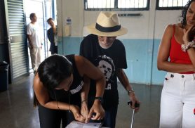 Eleitores de todas as idades vão às urnas pelo futuro do país Eleitores de todas as idades vão às urnas pelo futuro do país
