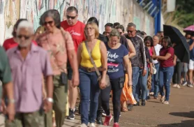 Lula pede prorrogação de votação em cidades com falhas no transporte Lula pede prorrogação de votação em cidades com falhas no transporte